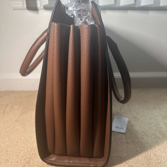 Karla Hanson handbag. I believe it to be a businesslike bag. Perhaps for travel - Picture 12 of 16